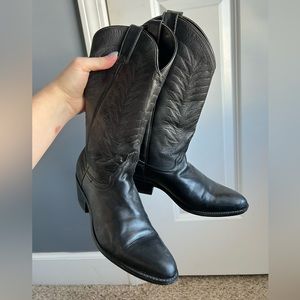 Cute black leather cowboy boots!